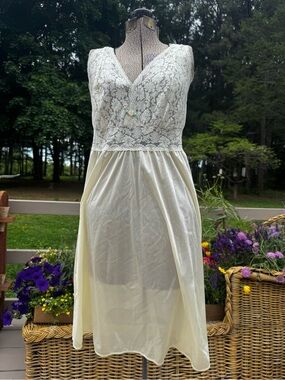Butter yellow vintage lace nightgown Velrose Olga like